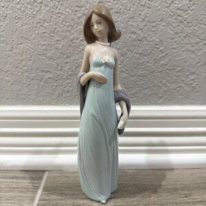 Lladro "Vestido De Noche" Ingenue Figurine